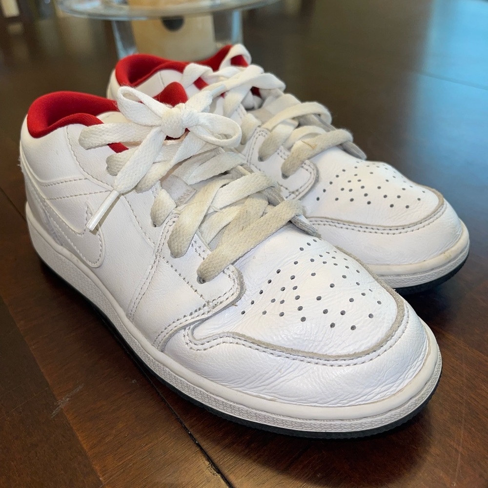 Boys Air Jordan 1 Low! White Gym Red Black! Size 4.5Y!